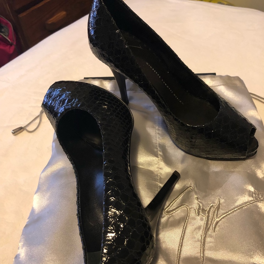 Elegant Black Pump Shoes. Made in Italy.